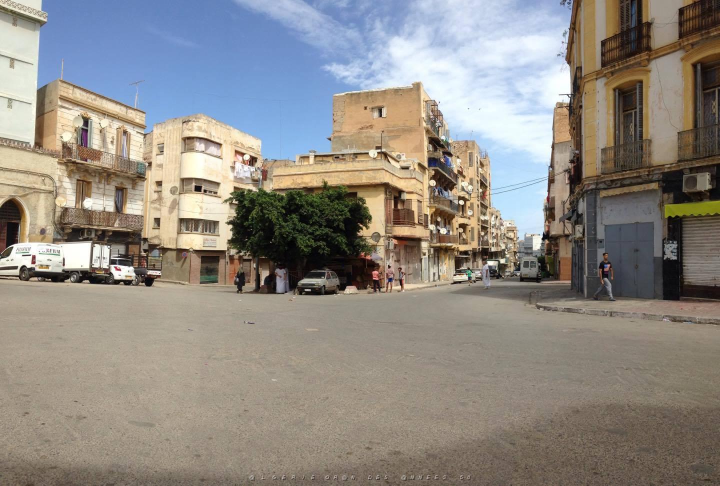 ORAN-Quartier juif. Sur la gauche l'eglise Saint-Andre.jpg